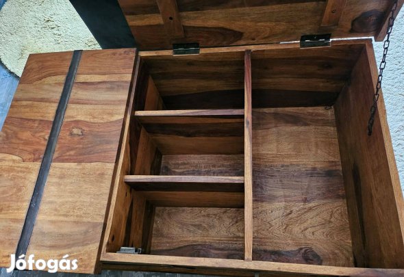 Eladó fából készült láda, oldalán bortartóval