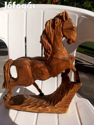 Eladó faragott ló szobor 33x25 cm