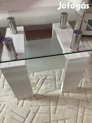 Eladó fehér dohanyzoasztal