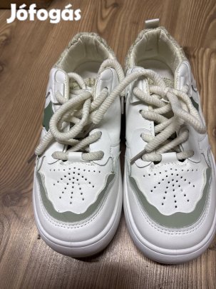 Eladó fehér gyerek cipő! Olcsón