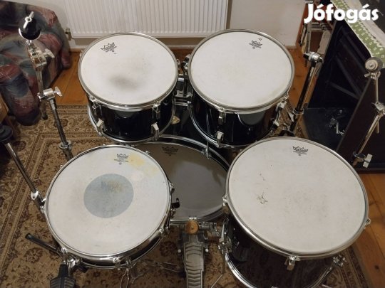 Eladó fekete színű Stagg dobszerelés