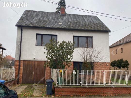 Eladó felújítandó családi ház Csornán a belváros közelében!