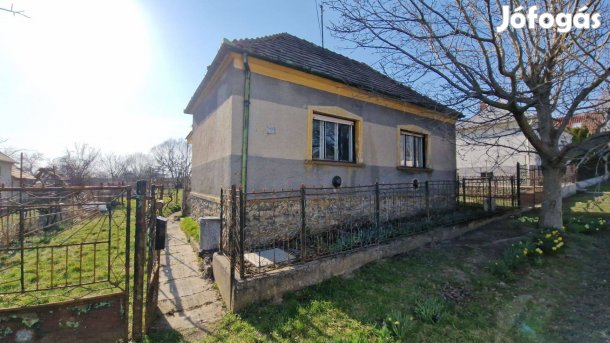 Eladó felújítandó családi ház, csendes környezetben Magyarpolányban