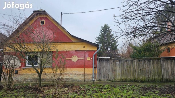Eladó felújítandó családi ház kiváló helyen Jászberényben!