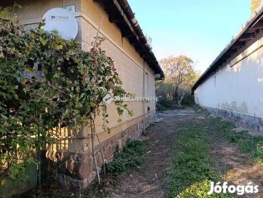 Eladó felújítandó ház, nagy telekkel, közpotban Valkó