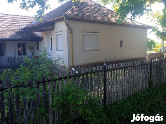Eladó felújítandó ház nagy telekkel - zsákfaluban