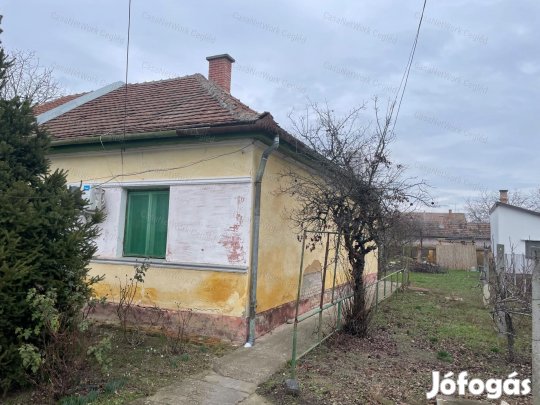 Eladó felújítandó ikerház fél Szolnokon