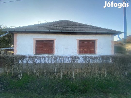 Eladó felújítandó kockaház Hatvan csendes részén  kiváló lehetőség