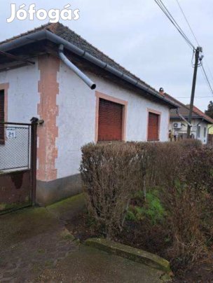 Eladó felújítandó kockaház Hatvan csendes részén  kiváló lehetőség