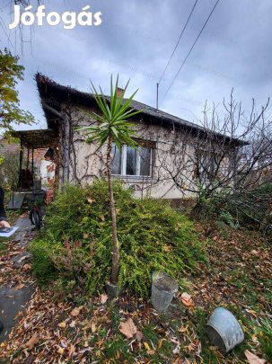 Eladó felújítandó kockaház Jászapátin