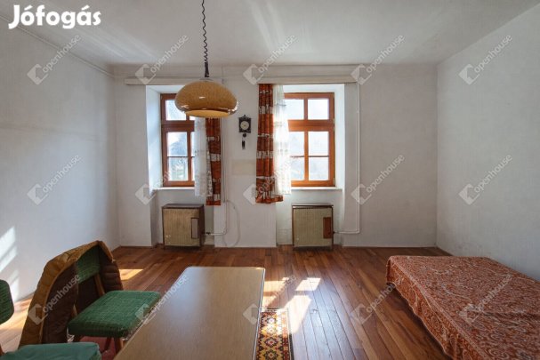 Eladó felújítandó magasföldszinti lakás a belváros közelében
