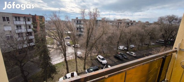 Eladó felújítandó panellakás Jászberényben