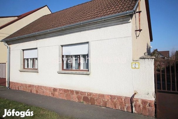 Eladó felújításra váró családi ház, melléképületekkel, nagy telekkel
