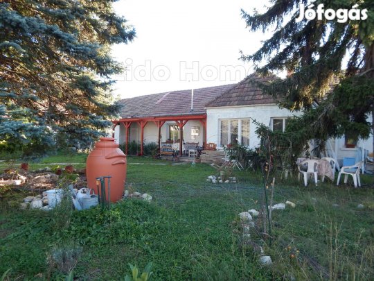 Eladó felújított 200 éves parasztház a Balaton-felvidéken