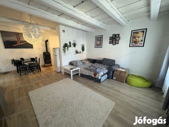 Eladó felújított 2 szobás családi ház Karakón!