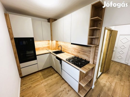 Eladó felújított, 2  szobás lakás PécsUránvárosban