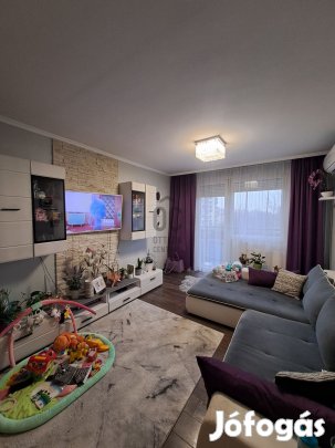 Eladó felújított, 3 külön bejáratú szobával rendelkező 5. emeleti társ