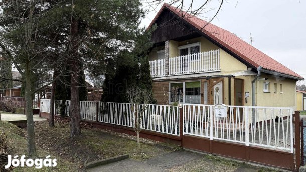 Eladó felújított, ikerfél CSALÁDI HÁZ Balatonkeresztúron.