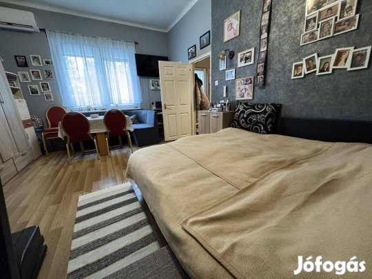 Eladó felújított, kertkapcsolatos házrész a XV. kerületben, Pestújhely