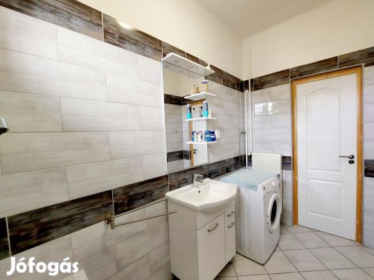 Eladó felújított, napfényes téglalakás Pécs Uránvárosában.