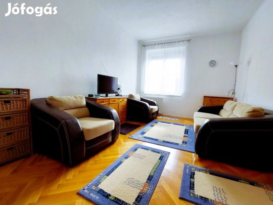 Eladó felújított, napfényes téglalakás Pécs Uránvárosában.