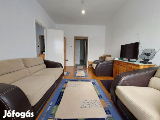 Eladó felújított, napfényes téglalakás Pécs Uránvárosában.