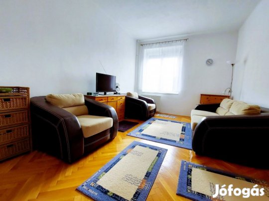 Eladó felújított, napfényes téglalakás Pécs Uránvárosában.