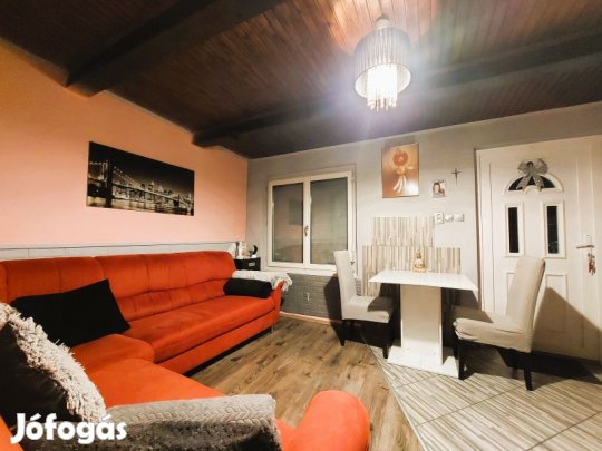 Eladó felújított, tetőteres tégla ház Cserkúton.