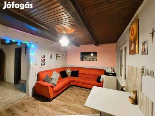 Eladó felújított, tetőteres tégla ház Cserkúton.