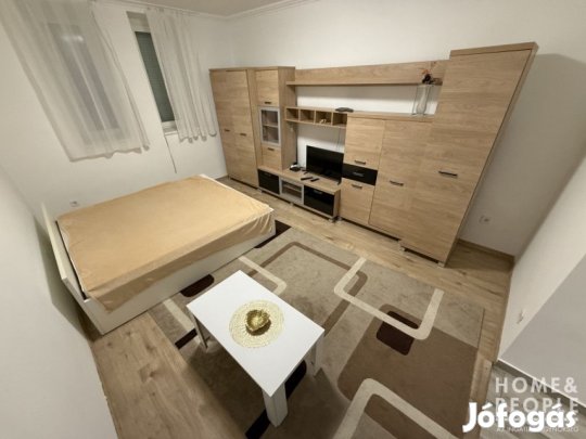 Eladó felújított belvárosi garzon Szegeden!