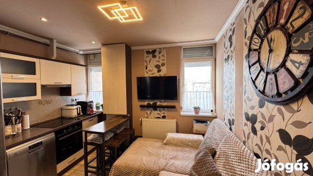 Eladó felújított belvárosi lakás Debrecen szívében!