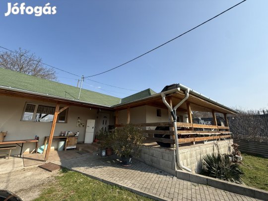 Eladó felújított családi ház gyönyörű panorámával Piliscsév