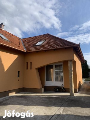 Eladó felújított családi ház régi Kertvárosban Pécsen