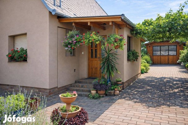 Eladó felújított házikó Harkányban!