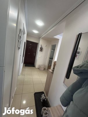 Eladó felújított nagy lakás