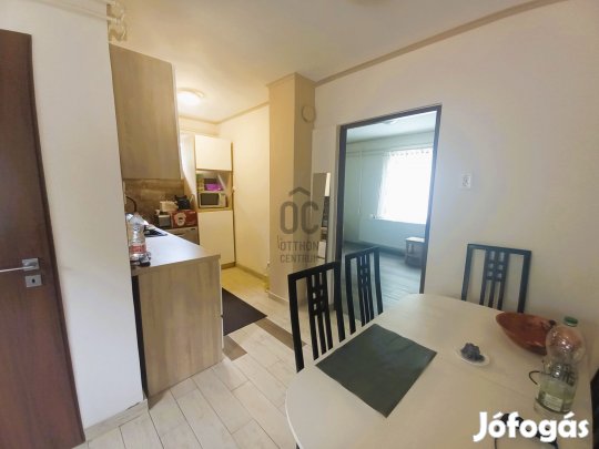 Eladó felújított nyaraló Baján, a Kék-tó partján  természetközeli nyu