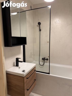 Eladó felújított panellakás
