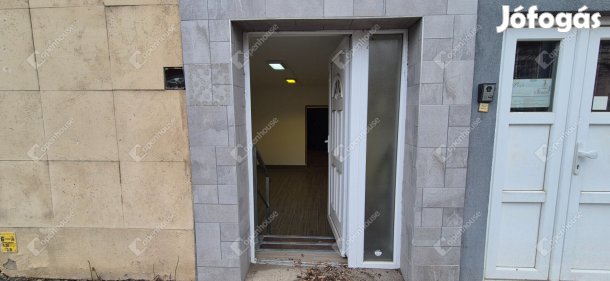 Eladó felújított utcafronti üzlethelyiség Miskolc belvárosában