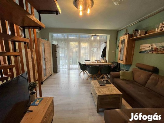 Eladó felújított vízközeli nyaraló Balatonfenyvesen!