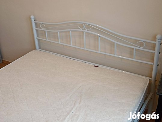 Eladó fém ágykeret matraccal