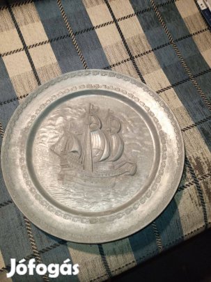 Eladó fém fali dísztányér! 2 db