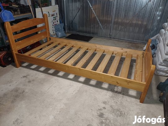 Eladó fenyő ágy