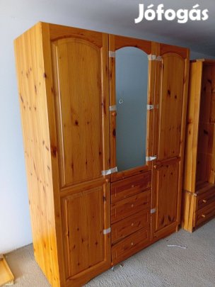 Eladó fenyőbútorok egyben elvihetőek