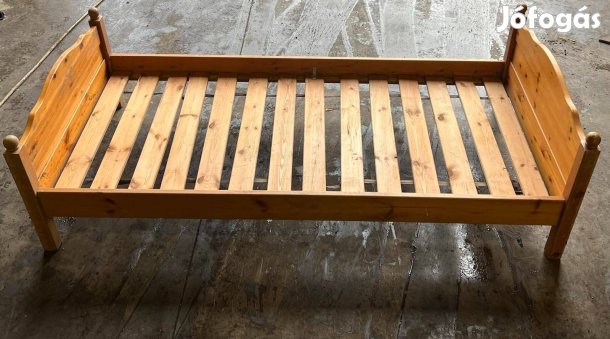 Eladó fenyőfa ágykeret ágyráccsal