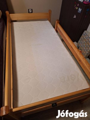 Eladó fenyőfa gyerekágy magasítóval, matraccal