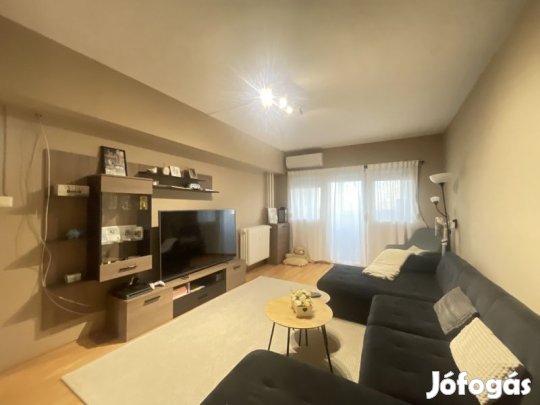 Eladó földszinti 3 szobás lakás a Krisztina téren!
