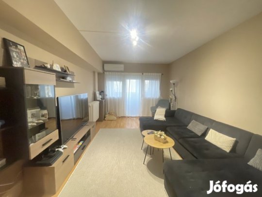 Eladó földszinti 3 szobás lakás a Krisztina téren!