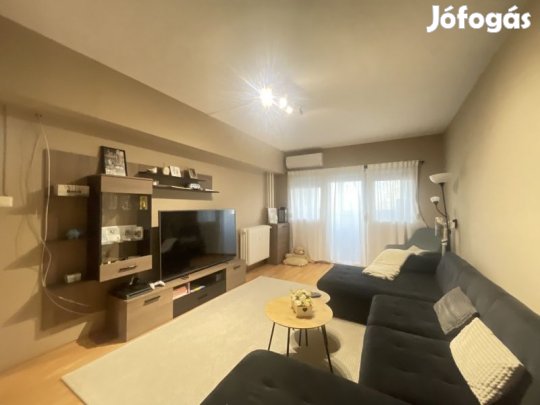 Eladó földszinti 3 szobás lakás a Krisztina téren!
