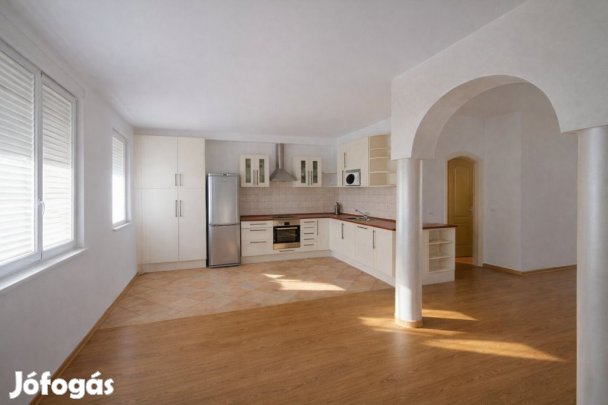 Eladó földszinti kertes lakás a Ravazd utca közelében