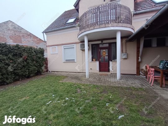 Eladó földszinti kertes lakás a Ravazd utca közelében